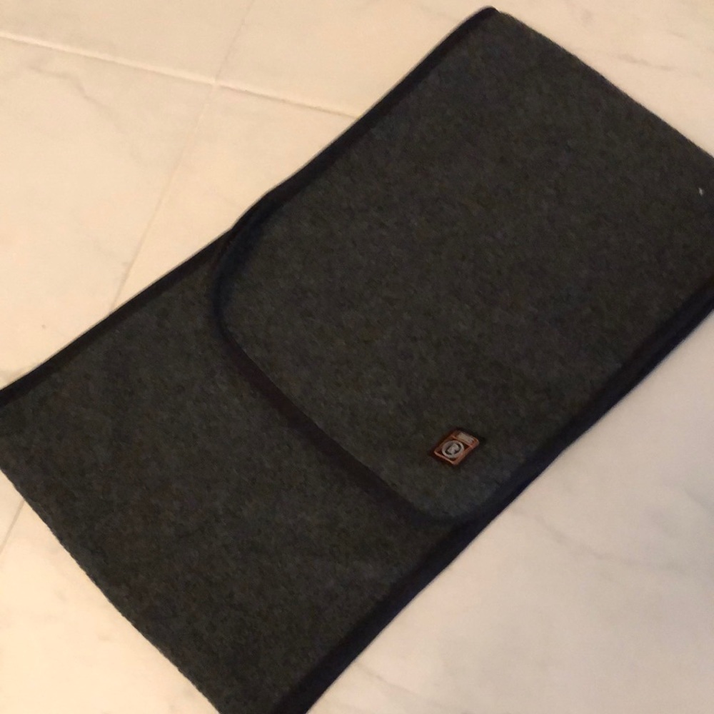 Roots dark grey fleece scarf. EUC!